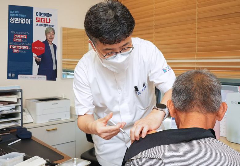 65세 이상 남성이 서울 마포구 서울본내과의원에서 15일 모더나의 업데이트된 코로나19 백신 '스파이크박스엘피주'를 접종하고 있다. 모더나코리아 제공