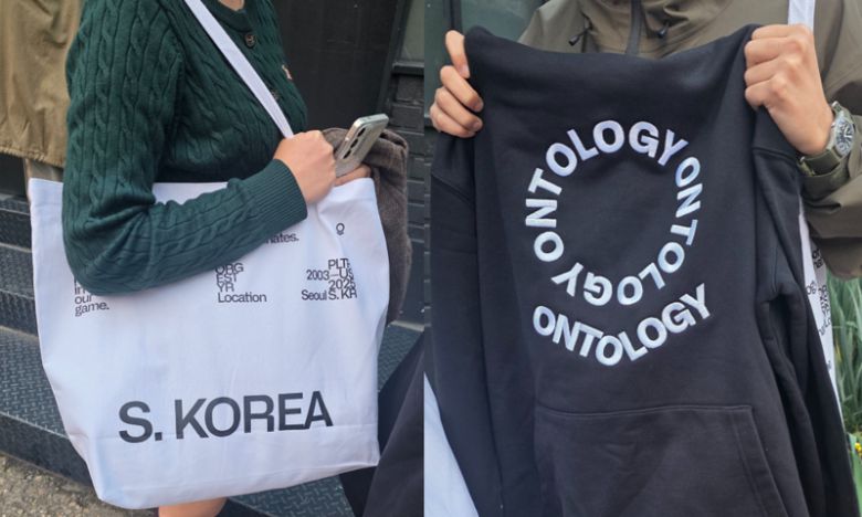 팔란티어 팝업 스토어를 방문해 굿즈를 구매하면 주는 에코백에는 'S. Korea(대한민국)'이라는 문구가 큼지막하게 새겨져 있다. 오른쪽은 팔란티어의 대표 굿즈인 후드티. 가격은 21만5000원에 달한다. 사진=성민서 기자