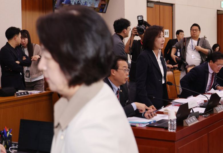 국회 법제사법위원회 감사원 국정감사가 16일 제대로 시작도 못하고 파행됐다. 추미애 법사위원장(왼쪽)이 감사 중지를 선포한 뒤 자리를 떠나고 있는 가운데 나경원 국민의힘 의원(오른쪽)이 일어서서 여당 의원들과 언쟁하고 있다. 연합뉴스