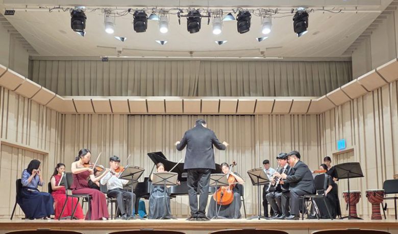 장애인 클래식 연주단 OCI드림앙상블과 멘토들이 지난 15일 서울 중구 푸르지오홀에서 공연을 하고 있다. OCI홀딩스 제공