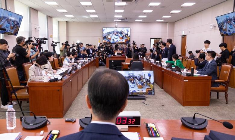 16일 서울 여의도 국회에서 열린 법제사법위원회 감사원 등에 대한 국정감사에서 여야 위원들이 의사진행 관련 설전을 벌이고 있다. 뉴스1