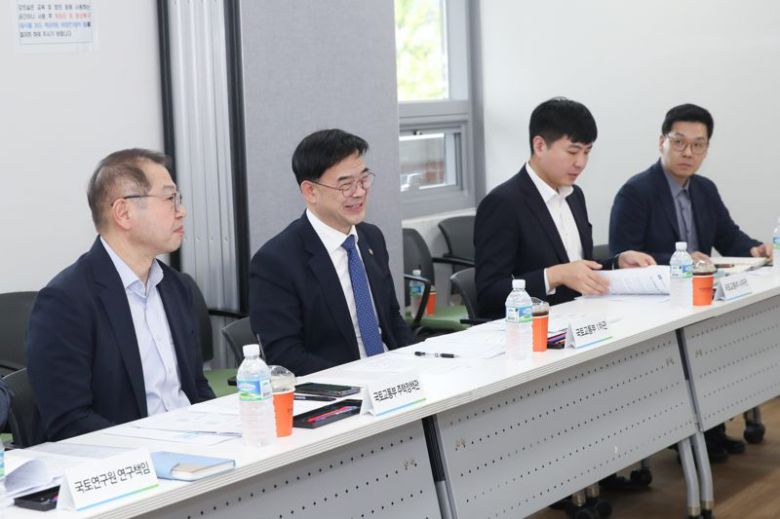 17일 이상경 국토교통부 1차관이 주요 시·도 지역주택조합 조합원들과 간담회를 갖고 있다. 국토부 제공