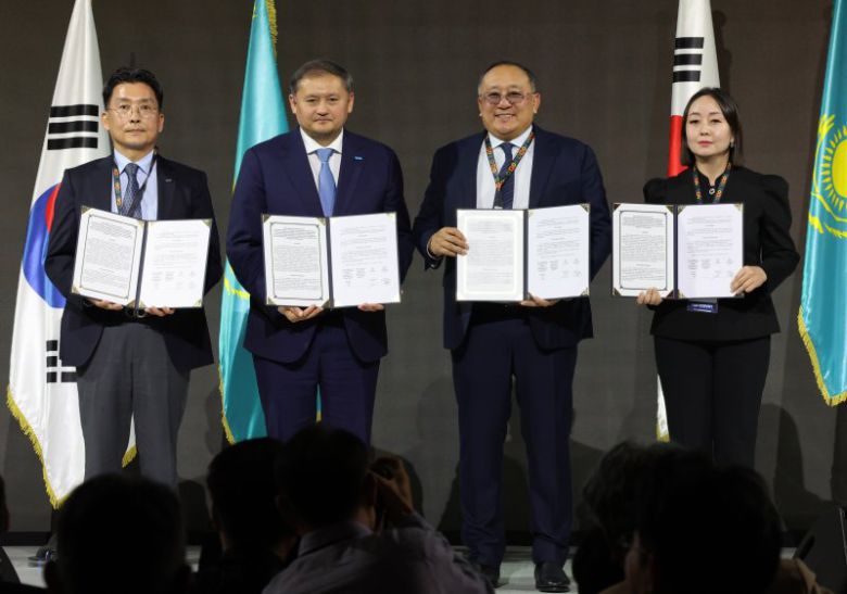 카자흐스탄 알라타우 시티 국제 로드쇼가 열린 15일 오전 서울 중구 롯데호텔에서 참석자들이 G2G & G2B MOU 기념촬영을 하고 있다. 사진=뉴시스