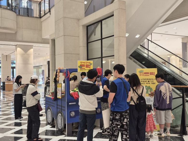 광주광역시는 오는 31일 개막하는 광주김치축제 사전 홍보를 위해 17일부터 19일까지 일정으로 광주신세계백화점 1층에서 '팝업스토어’를 운영한다고 밝혔다.