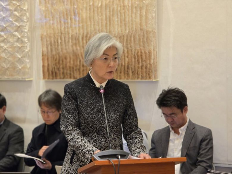 강경화 주미대사가 17일(현지시간) 미국 뉴욕 주유엔대표부에서 열린 국회 외교통일위원회 국정감사에서 업무보고를 하고 있다. 강 주미대사는 "도널드 트럼프 미국 대통령의 경주 APEC(아시아태평양경제협력체) 방한을 계기로 외교 안보, 통상 등 한미 간 협력분야에서 가시적인 성과가 도출될 수 있도록 사전 준비를 철저히 하겠다＂라고 밝혔다. 뉴스1