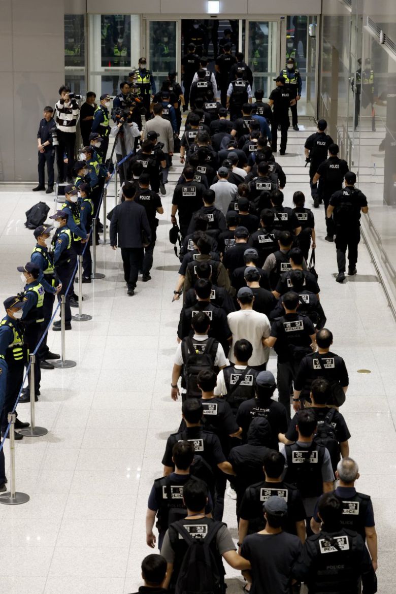 캄보디아 온라인 사기에 가담해 구금된 한국인들이 지난 18일 오전 인천국제공항 제2터미널을 통해 송환되고 있다. 이날 송환에는 경찰 호송조 190여명이 투입됐다. 연합뉴스