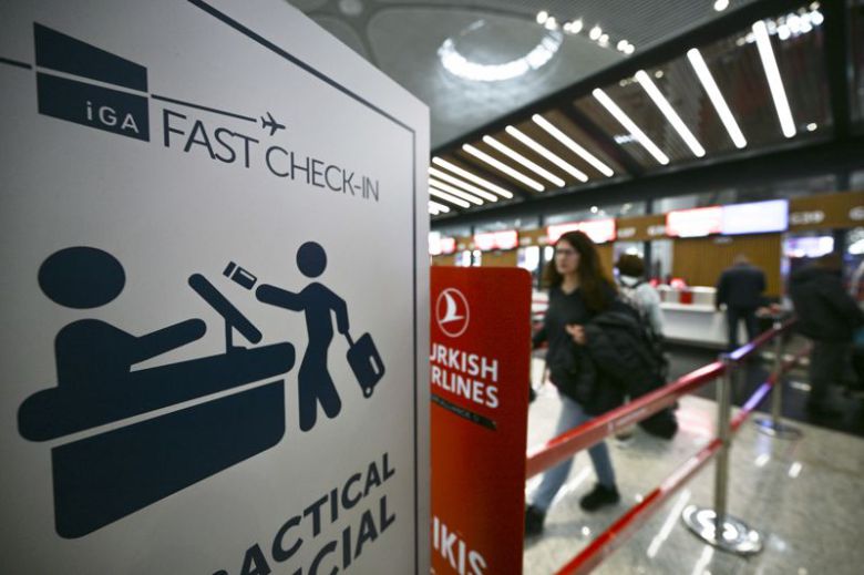 튀르키예 이스탄불공항을 이용하는 여행객들이 지난 17일(현지시간) iGA PASS가 제공하는 패스트트랙 체크인 서비스 창구를 이용하고 있다. 사진=공항사진기자단