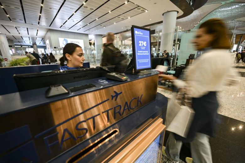 튀르키예 이스탄불공항을 이용하는 여행객이 지난 17일(현지시간) iGA PASS 패스트트랙 서비스를 이용해 보안검색대로 들어서고 있다. 사진=공항사진기자단