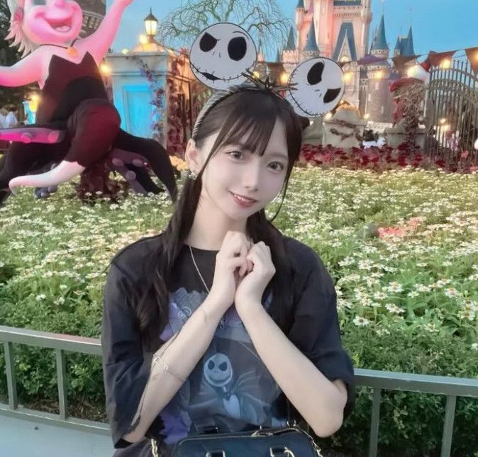 일본 아이돌 토즈키가 팬과 일일 데이트하는 모습.(사진=사우스차이나모닝포스트