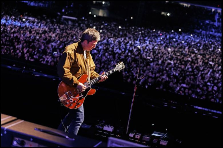 오아시스 내한 콘서트에서 기타를 연주하는 노엘 갤러거