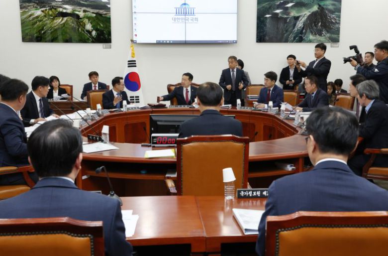 신성범 국회 정보위원장이 22일 서울 여의도 국회에서 열린 제429회 국회(정기회) 정보위원회 제5차 전체회의에서 의사봉을 두드리고 있다. 정보위는 이날 최근 캄보디아 사태와 북한 동향 등에 대한 국정원 현안보고를 청취했다. /사진=뉴스1