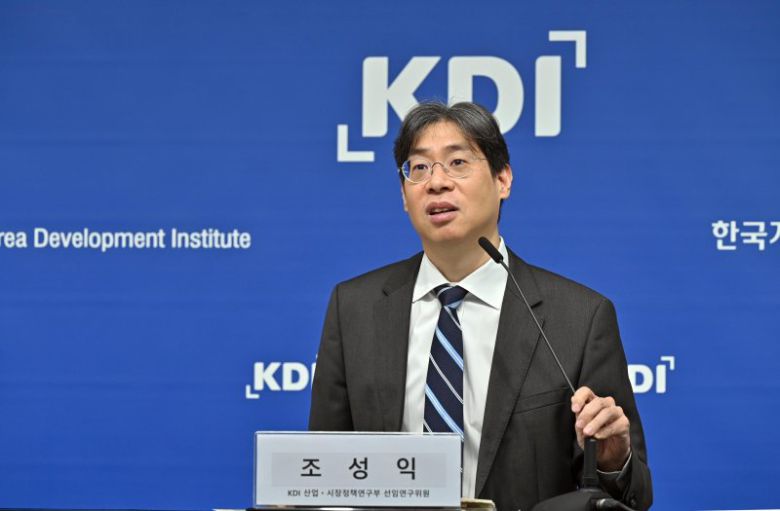 조성익 한국개발연구원(KDI) 선임연구위원이 22일 정부세종청사에서 '온라인 플랫폼 거래상 지위 남용행위 규제 개선 방향' 보고서에 대해 설명하고 있다. KDI 제공