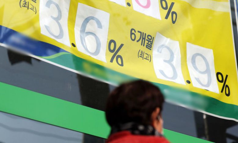 [서울=뉴시스] 홍효식 기자 = 서울 시내 한 은행에 정기예금 금리 안내문이 붙어 있다. 2023.12.26. yesphoto@newsis.com /사진=뉴시스