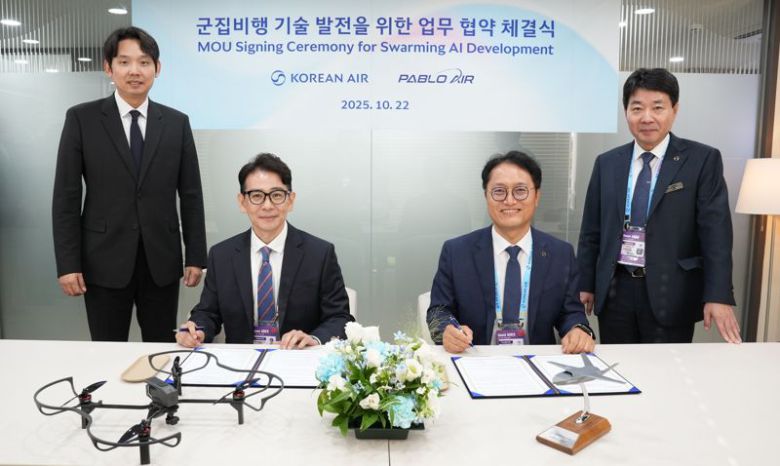 김영준 파블로항공 의장, 이원찬 파블로항공 대표, 김경남 대한항공 항공기술연구원 원장, 임진규 대한항공 항공우주사업 대표(왼쪽부터)이 22일 ADEX 대한항공 부스에서 진행된 ‘기술협력 양해각서 체결식’에서 포즈를 취하고 있다. 파블로항공 제공