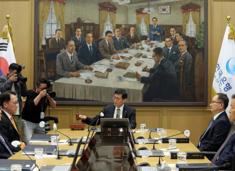 이창용 한국은행 총재가 23일 서울 중구 한국은행 본관에서 열린 금융통화위원회 본회의에서 의사봉을 두드리고 있다. 연합뉴스.