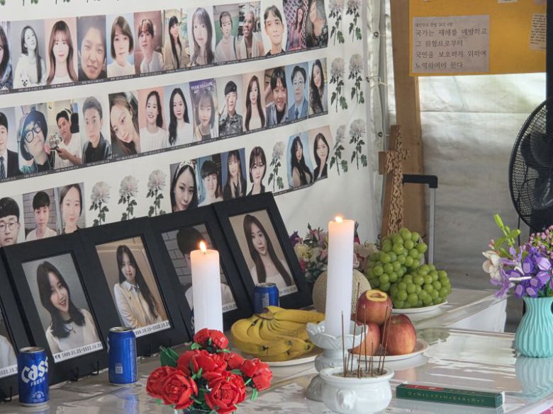 전북 전주시 완산구 풍남문광장 내 분향소에 10·29 이태원 참사 희생자를 위해 마련한 차례상이 놓여있다. 뉴시스