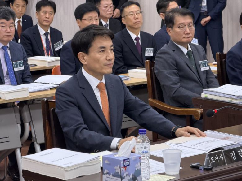 김진태 강원도지사가 24일 도청에서 국회 행정안전위원회의 강원특별자치도에 대한 국정감사를 받기 위해 앉아있다. 뉴스1