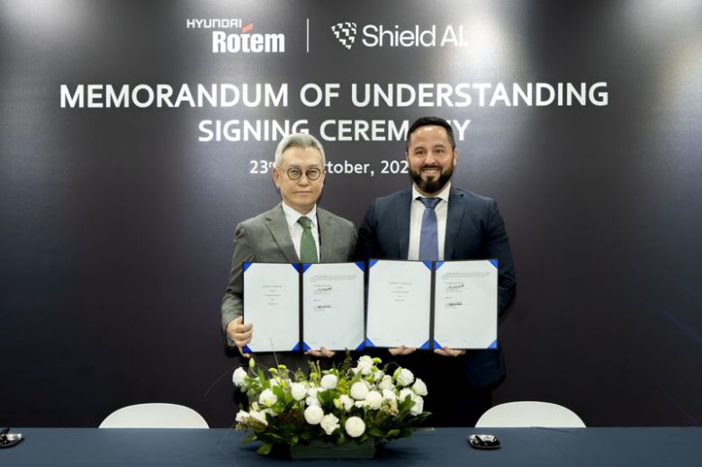 이정엽(왼쪽) 현대로템 부사장과 마이크 한린 쉴드AI 글로벌 전략 및 사업개발 총괄이 지난 23일 경기 고양시 킨텍스(KINTEX)에서 열린 ‘2025 서울 국제 항공우주 및 방위산업 전시회(ADEX)’에서 ‘국방 AI 기반 다목적 드론 운용 기술 개발을 위한 업무협약’을 체결한 후 포즈를 취하고 있다. 현대로템 제공