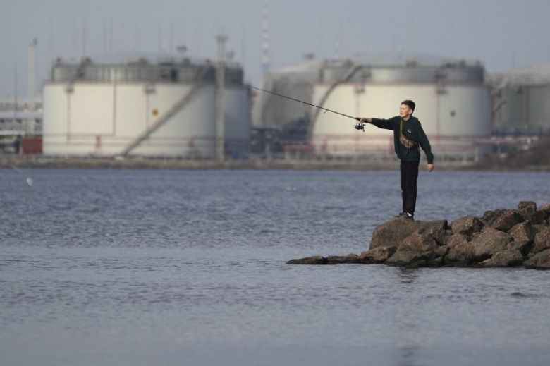 ] 러시아 페테르스부르크에 연한 핀란드만에서 러시아 석유비축 탱크가 보인다. 사진=뉴시스