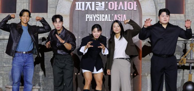 방송인 아모띠(왼쪽부터), 윤성빈, 장은실, 최승연, 김민재가 24일 오후 서울 강남구 웨스틴 서울 파르나스에서 열린 넷플릭스 예능 프로그램 ‘피지컬: 아시아’ 제작발표회에서 포즈를 취하고 있다. 뉴시스화상
