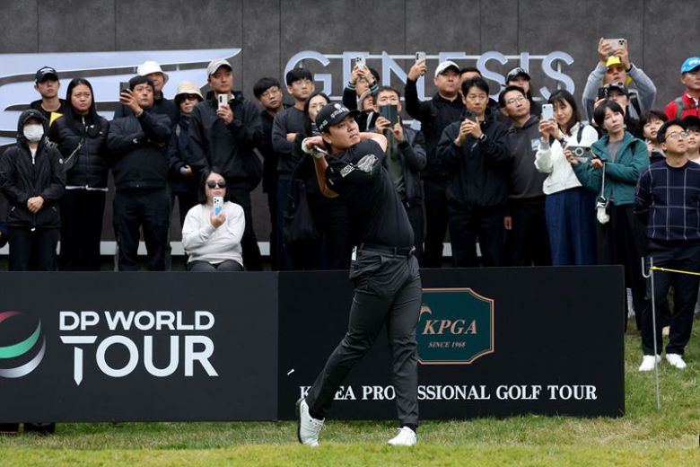 이정환이 제네시스 챔피언십 최종라운드 10번홀에서 팬들의 환호성을 받으며 티샷을 하고 있다. KPGA 제공
