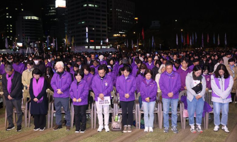 10.29 이태원참사 유가족과 시민들이 25일 오후 서울 중구 서울광장에서 열린 10.29 이태원참사 3주기 시민추모대회에서 희생자들을 추모하며 묵념하고 있다.뉴시스