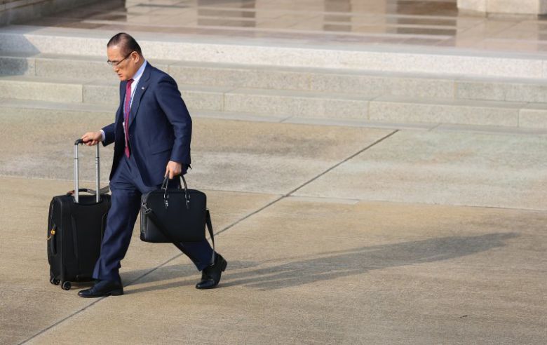 말레이시아 아세안 정상회의 참석차 출국하는 이재명 대통령을 동행 수행할 위성락 국가안보실장이 26일 성남 서울공항에서 공군 1호기로 향하고 있다. 연합뉴스