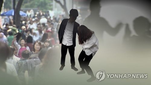 '다시 만나 달라'는 요구를 거절당하자 전 여자친구의 머리를 헬멧으로 내려친 30대 남성이 징역형의 집행유예를 선고받았다. 연합뉴스