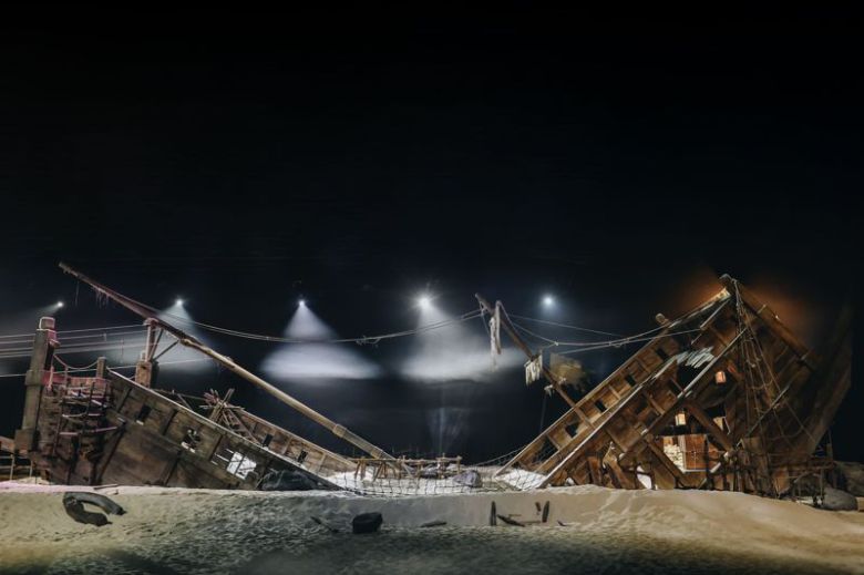 지난 24일 제작발표회에서 모래 언덕, 거대한 난파선 등으로 구성된 경기장이 공개됐다. 넷플릭스 제공