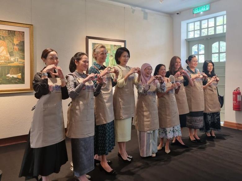 김혜경 여사가 27일(현지 시간) 말레이시아 쿠알라룸푸르 스리 느가라에서 아세안 의장국인 말레이시아의 총리 배우자 완 아지자 여사의 초청으로 아세안 정상회의 배우자 프로그램에 참석하고 있다. 김 여사는 아세안 국가 및 캐나다, 뉴질랜드 등 각국 정상 배우자들과 함께 문화유산에 등재된 전통의상 전시, 전통음악 등을 감상했다. 뉴시스