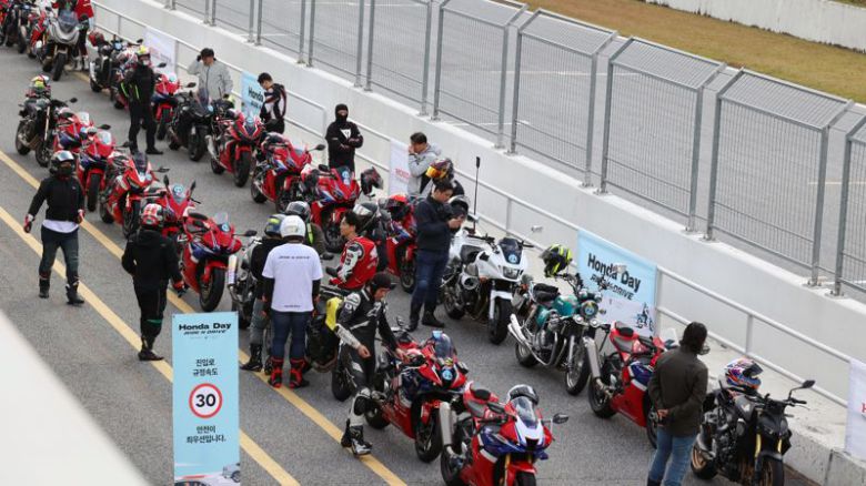 ‘2025 혼다데이 라이드 앤 드라이브'가 혼다코리아 주최로 지난 25일 경기 용인 에버랜드 스피드웨이에서 열렸다. 행사 참가자들이 본인 소유의 혼다 모터사이클로 서킷을 달려보는 트랙 체험 주행을 준비하고 있다. 사진=서동일 기자
