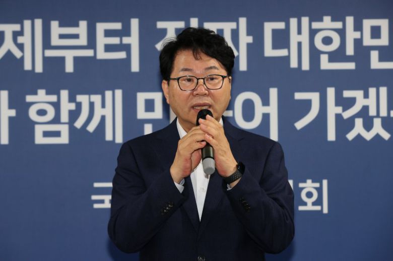 지난 8월 14일 서울 종로구 정부서울청사 창성동 별관에서 진행된 국정기획위원회 해단식 이한주 당시 위원장이 인사말을 하고 있다. 뉴스1