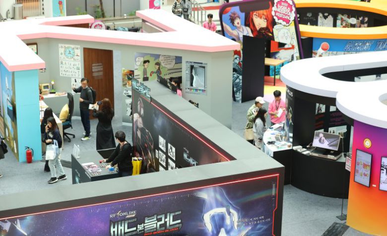 19일 서울 송파구 롯데월드 아이스링크에서 열린 '2025 월드 웹툰 페스티벌'을 찾은 관람객들이 전시를 살펴보고 있다. 연합뉴스
