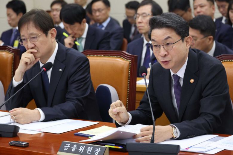 이억원 금융위원회 위원장이 27일 오전 서울 여의도 국회 정무위원회에서 열린 국정감사에서 의원 질의에 답변하고 있다. 왼쪽은 이찬진 금융감독원장. 뉴시스