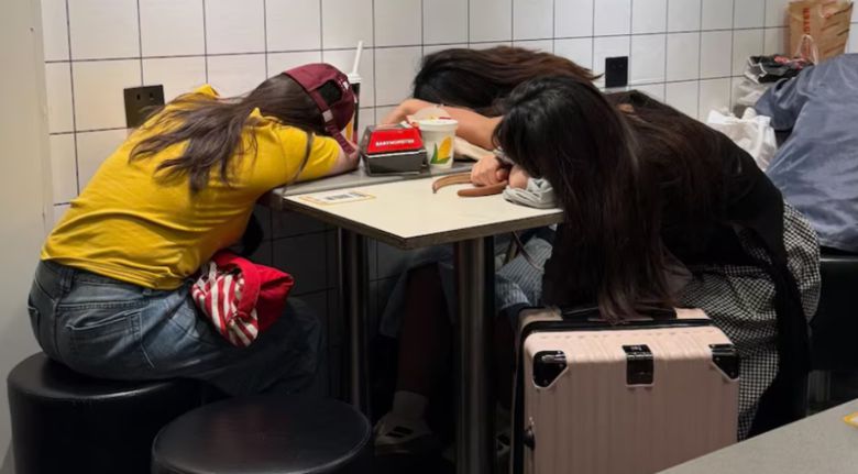 '특수부대식' 여행을 하는 중국인 관광객들이 숙박비를 아끼기 위해 맥도날드 매장에서 숙박하는 모습. /사진=호주방송공사 캡처