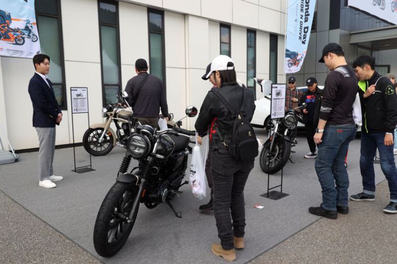 ‘2025 혼다데이 라이드 앤 드라이브'가 혼다코리아 주최로 지난 25일 경기 용인 에버랜드 스피드웨이에서 열렸다. 참가자들이 혼다의 클래식 네이키드 모터사이클 GB350 시리즈를 관심있게 살펴보고 있다. 사진=서동일 기자