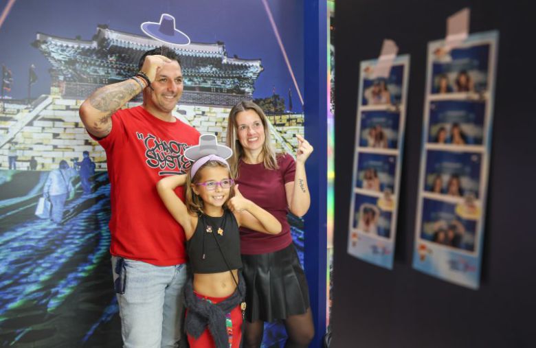 ‘2025 스페인 K-박람회’ 개막 첫날인 28일(현지시간) 행사가 열리고 있는 스페인 마드리드 아르테스 예술센터를 방문한 한 가족이 숭례문을 배경으로 ‘인생네컷’을 촬영하고 있다. 사진가 우채연 제공. 뉴스1