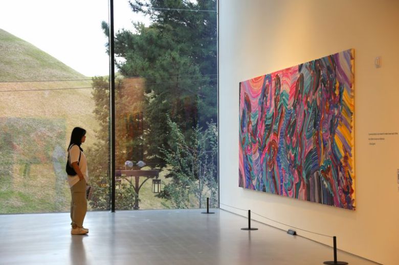 고분과 미술작품을 동시에 감상할 수 있는 오아르미술관                                  국립경주박물관 내 신라천년서고