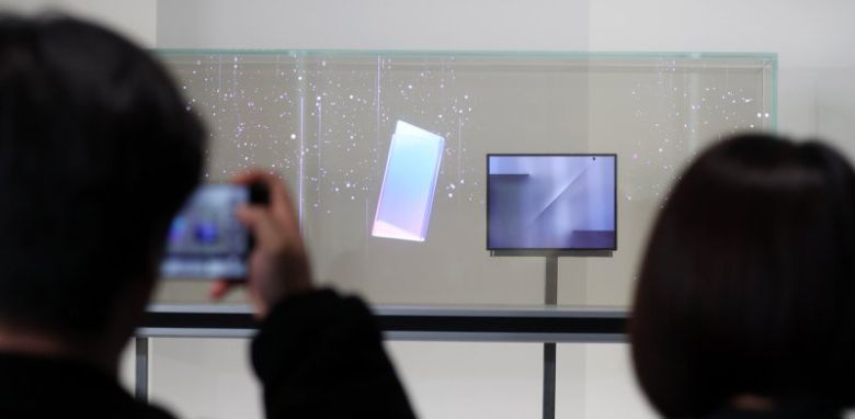 28일 경북 경주시 엑스포공원 에어돔에서 열린 APEC CEO 서밋 부대행사 'K-테크 쇼케이스'에서 삼성전자 부스에 트라이폴드폰이 전시돼 있다. 뉴시스