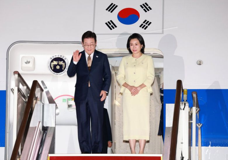 아세안 정상회의 일정을 마친 이재명 대통령과 김혜경 여사가 27일 경기 성남 서울공항에 도착해 인사하고 있다. 사진=뉴시스