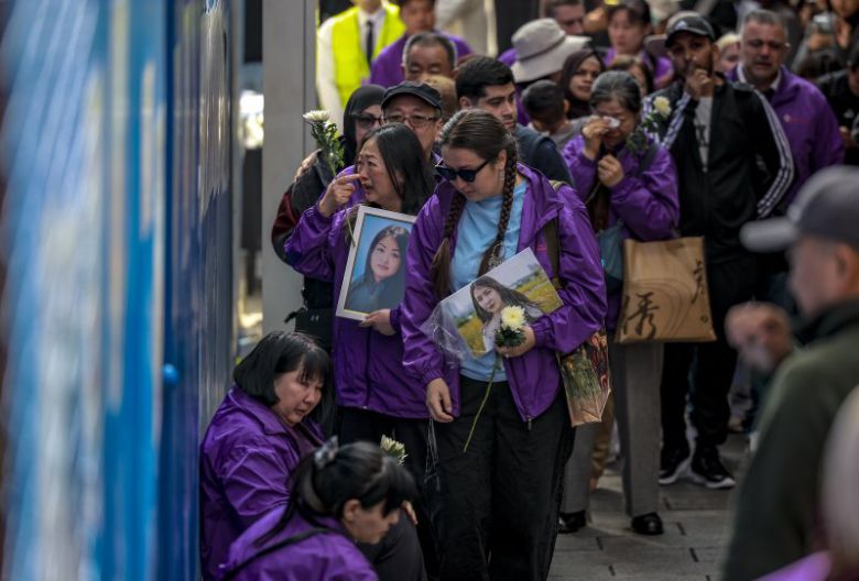 10.29이태원참사 외국인 희생자 유가족들이 지난 25일 서울 용산구 이태원역 1번 출구 앞 10·29 기억과 안전의 길을 찾아 참사 현장을 살펴보며 눈물을 흘리고 있다. 뉴시스