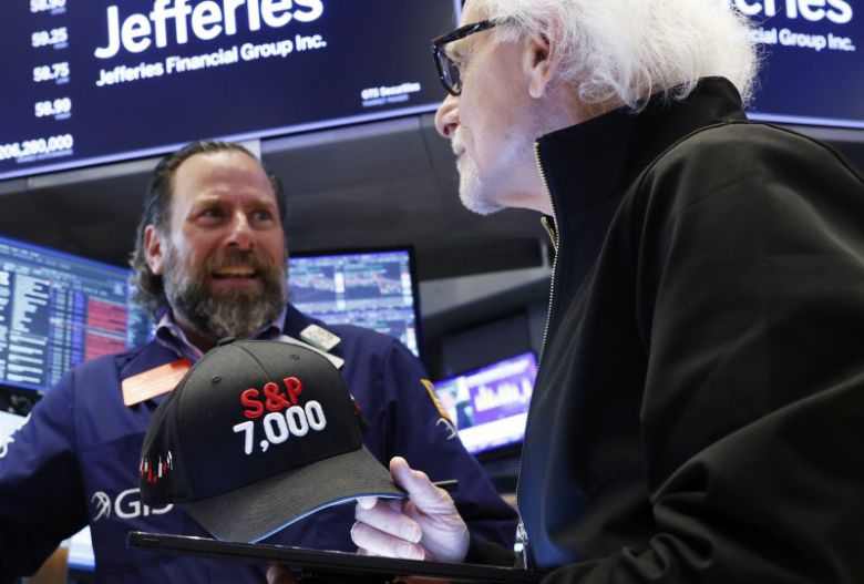 뉴욕 증시 3대 지수가 27일(현지시간) 미국과 중국 간 무역합의 기대감 속에 이틀 연속 사상 최고치 행진을 이어갔다. 알파벳, 애플, 팔란티어 등은 사상 최고 기록을 새로 썼고, 엔비디아는 사상 최고치에 바싹 다가섰다. UPI 연합