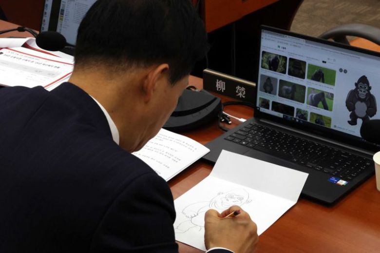 유영하 국민의힘 의원이 27일 오후 서울 여의도 국회 정무위원회에서 열린 국정감사에서 고릴라 그림을 그리고 있다. 뉴시스