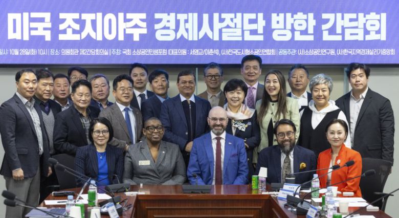 국회 의원회관에서 28일 열린 미국 조지아주 경제사절단 방한 간담회에서 참석자들이 기념 촬영을 하고 있다. 연합뉴스