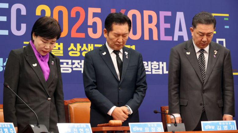 '10·29 이태원 참사' 3주기인 29일 서울 여의도 국회에서 열린 더불어민주당 최고위원회의에서 정청래 대표와 김병기 원내대표 등 참석자들이 추모 묵념을 하고 있다. 사진=서동일 기자