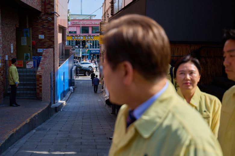 대통령실은 이재명 대통령이 12일 서울 용산구 이태원 참사 현장 '10·29 기억과 안전의 길'을 살피는 모습을 13일 SNS에 공개했다. 사진=이재명 대통령 SNS