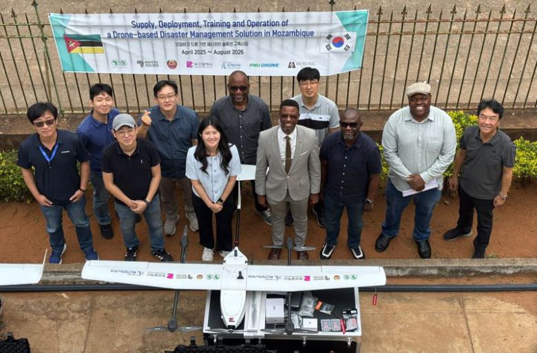 부산테크노파크가 최근 모잠비크에 한국산 재난 대응용 드론 9대를 수출하며 현지 재난 예방·대응활동에 활용될 드론 교육을 진행하고 있다. 사진은 지난 16일(현지시각) 모잠비크 현지에서 진행된 드론 기체 검수식 모습. 부산테크노파크 제공