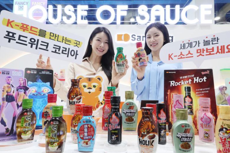 29일 서울 강남구 코엑스에서 열린 '2025 푸드위크 코리아'에서 모델들이 '하우스 오브 소스 특별관'의 K-소스를 선보이고 있다. 사진=박범준 기자