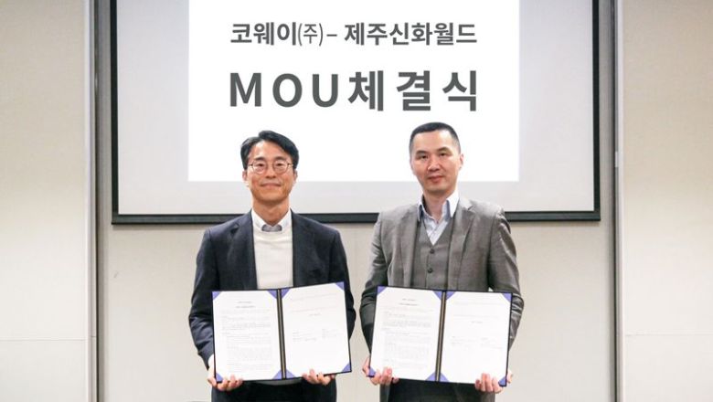 지난 28일 제주 서귀포 제주신화월드에서 열린 업무협약식에서 김순태 코웨이 경영관리본부장(왼쪽)이 황웨이 제주신화월드 CEO와 기념촬영을 하고 있다. 코웨이 제공