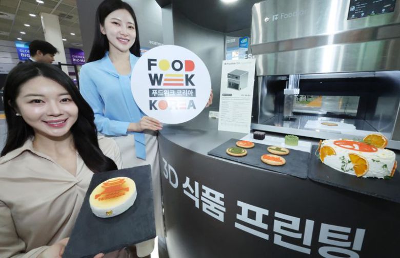 2025년 하반기 최대 식품 종합 전시회 '2025 푸드위크 코리아(제20회 서울국제식품산업전)'가 29일 서울 강남구 코엑스에서 개막한 가운데 모델들이 3D 식품 프린팅을 관람하고 있다. 사진=박범준 기자